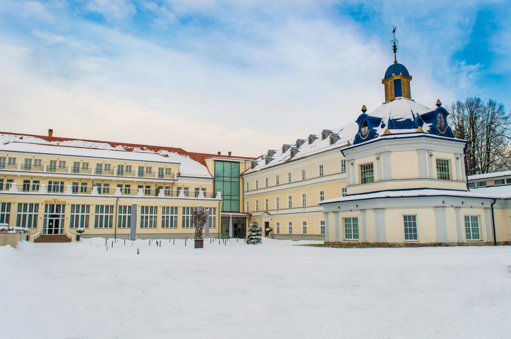 Royal Palace Turčianske Teplice Buitenkant foto