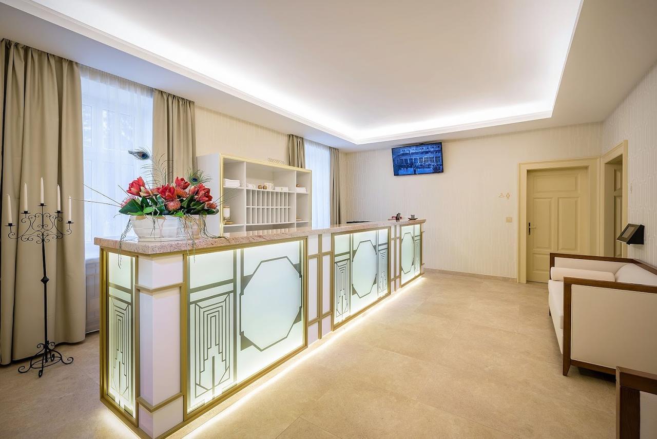 Royal Palace Turčianske Teplice Buitenkant foto